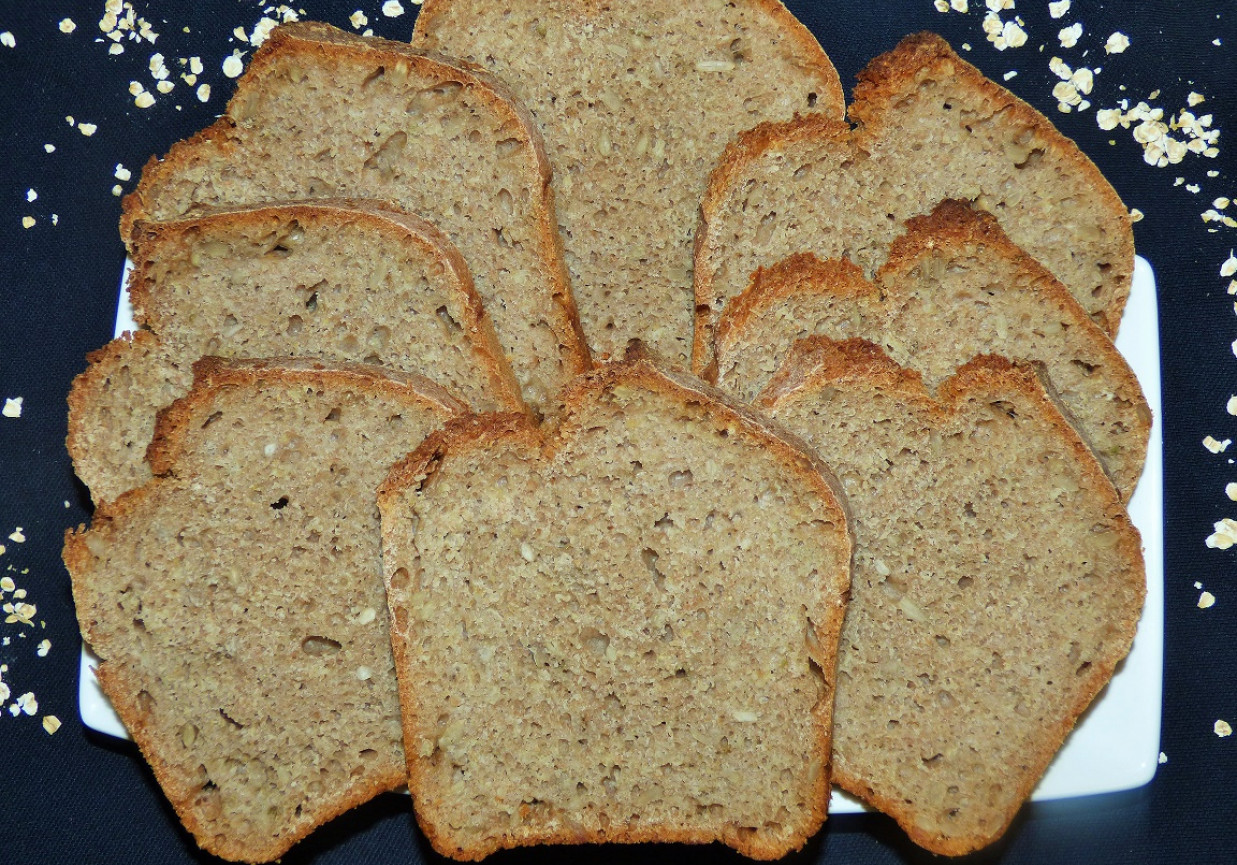 Pyszny chleb pszenno - orkiszowy na drożdżach foto