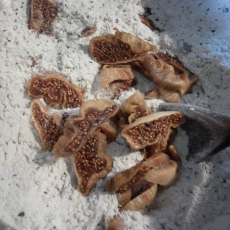 Krok 17 - Pyszny chlebek z figami, żurawiną, ciemnymi morelami i śliwką suszoną foto