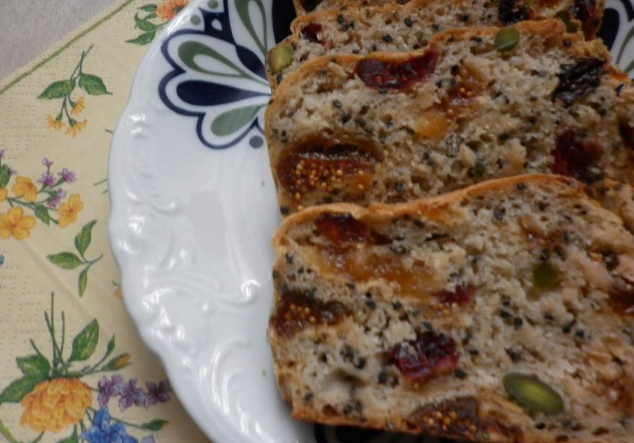 Pyszny chlebek z figami, żurawiną, ciemnymi morelami i śliwką suszoną foto