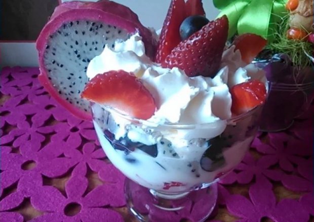 Fotografia przedstawiająca Pyszny deser ciasteczkowo jogurtowy