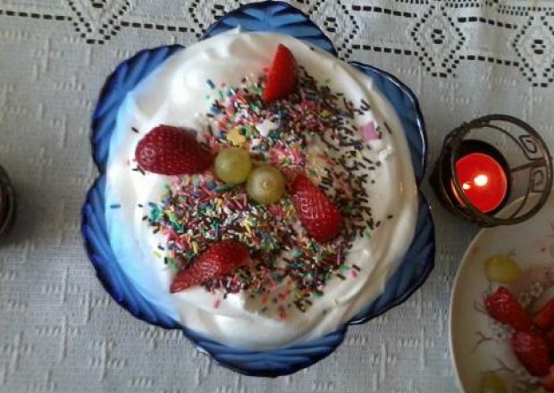 Fotografia przedstawiająca Pyszny deser galaretkowy z owocami