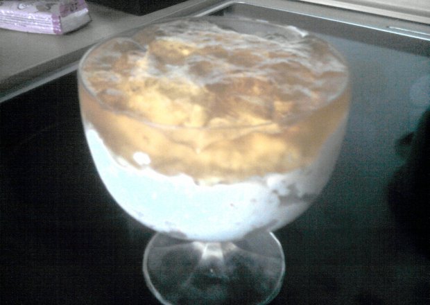Fotografia przedstawiająca Pyszny deser z galaretka
