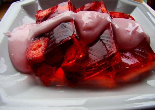 Fotografia przedstawiająca Pyszny deser z sosem jogurtowym