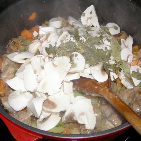 Krok 3 - pyszny gulasz łopatkowy z pieczarkami,marchewką i z liśćmi curry i czubricą... foto
