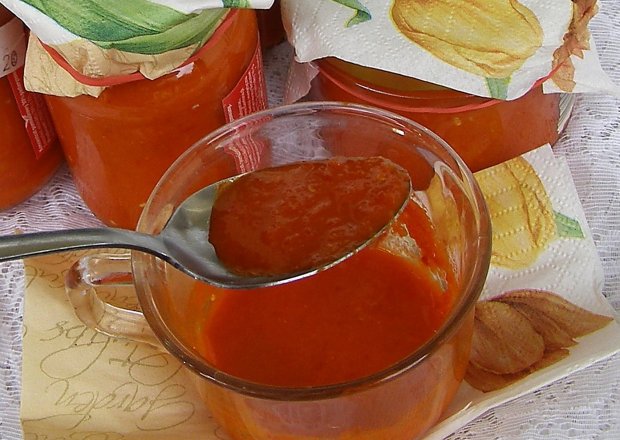 Fotografia przedstawiająca Pyszny, łatwy sos pomidorowy z ostrą papryką