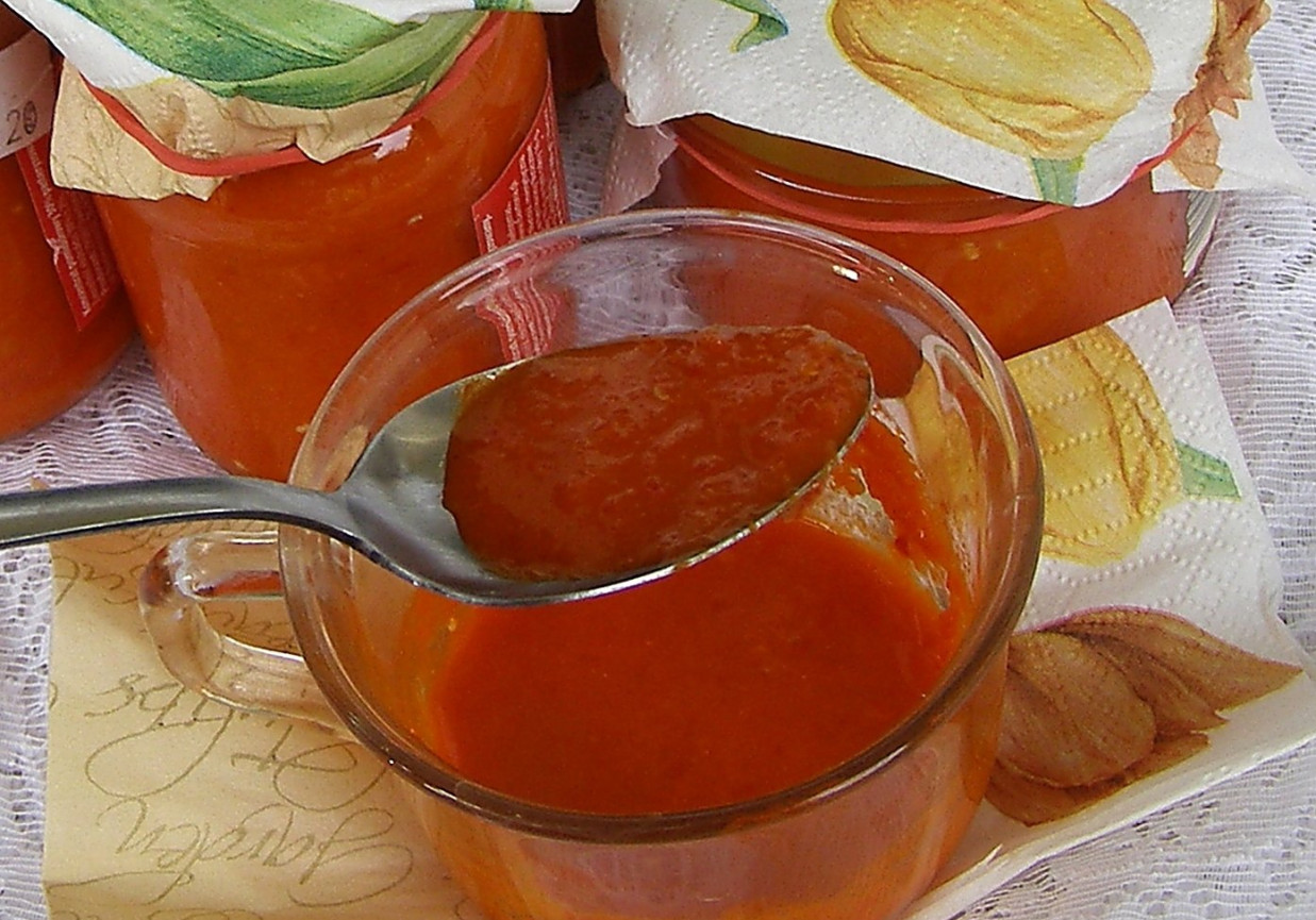 Pyszny, łatwy sos pomidorowy z ostrą papryką foto