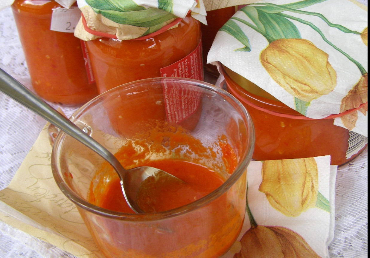 Pyszny, łatwy sos pomidorowy z ostrą papryką foto