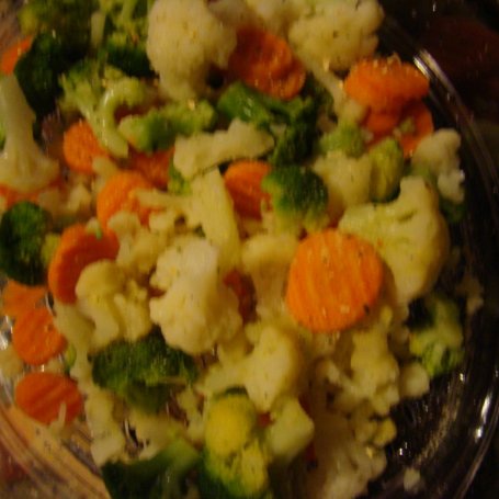 Krok 2 - Pyszny łosoś z parowana z warzywami i sosem czosnkowym  foto