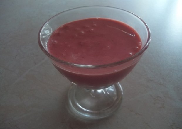 Fotografia przedstawiająca Pyszny napój truskawkowy