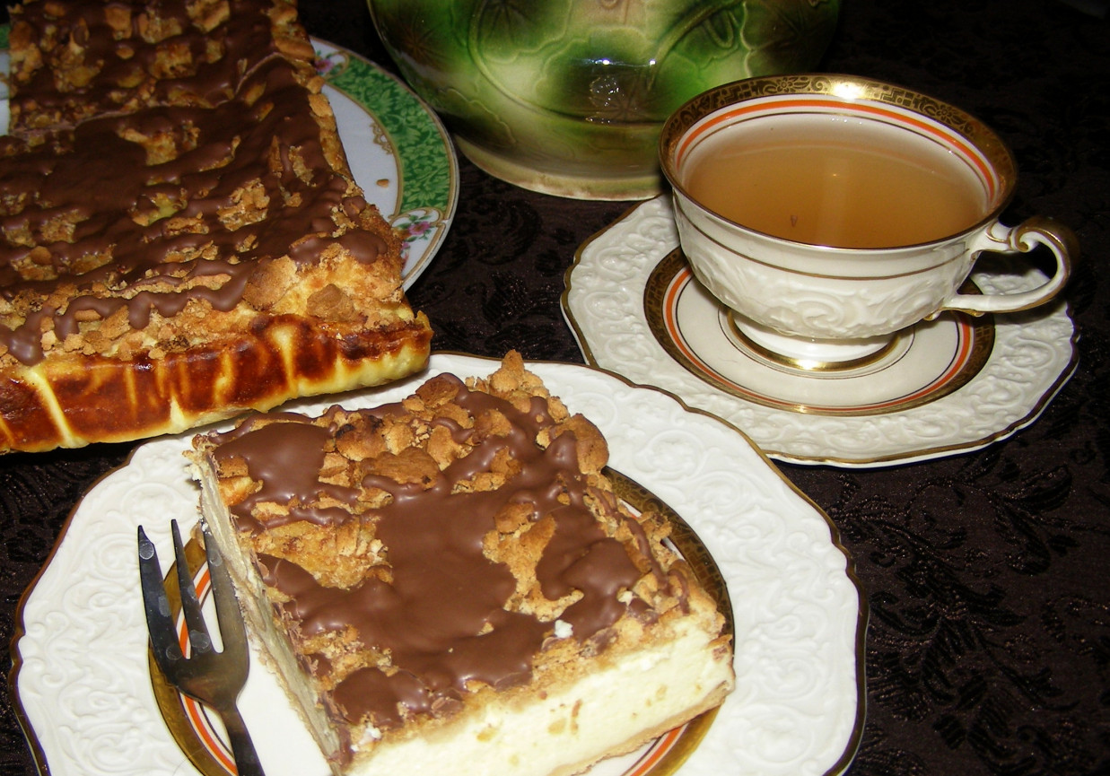 pyszny pieczony sernik z herbatnikami i polewą czekoladową... foto