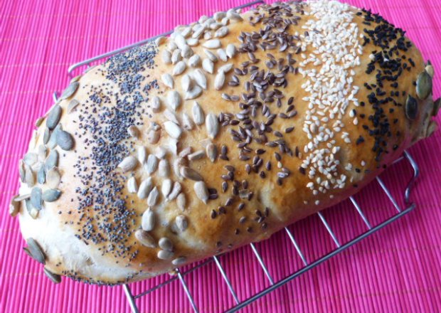 Fotografia przedstawiająca Pyszny pszenny chlebek na maślance