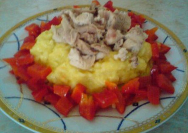 Fotografia przedstawiająca Pyszny ryż z kurczakiem i papryką