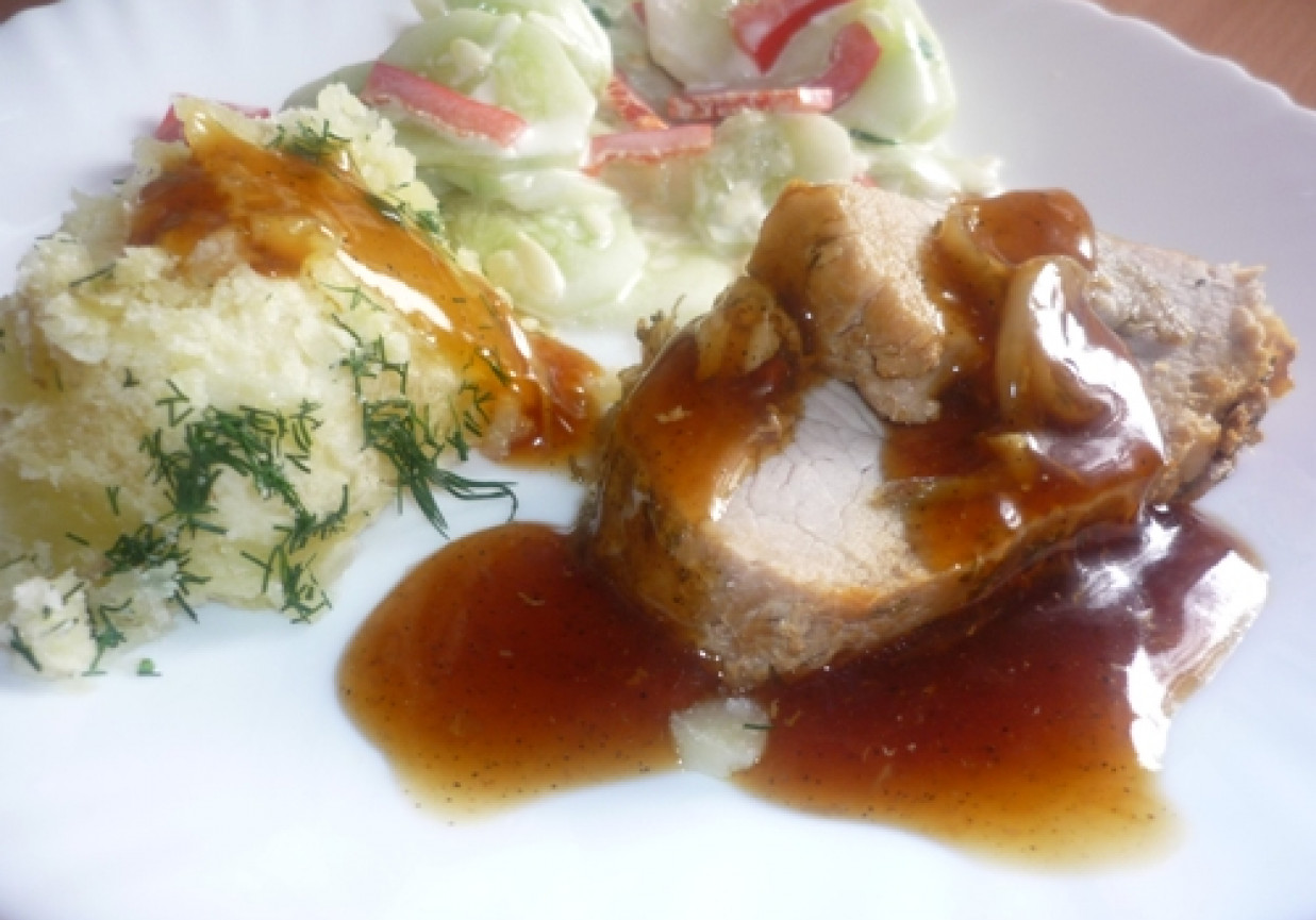 Pyszny schab w sosie własnym foto