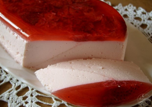 Fotografia przedstawiająca Pyszny serniczek truskawkowy