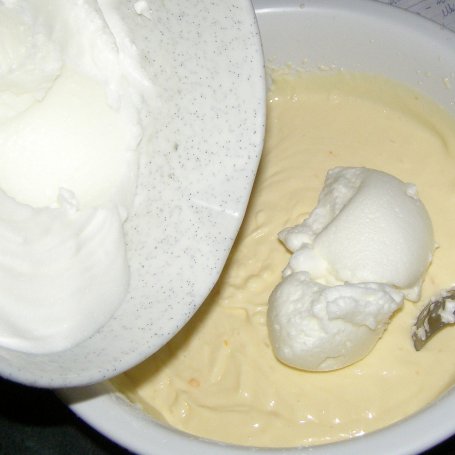 Krok 5 - pyszny sernik jogurtowy na kakaowym spodzie... foto