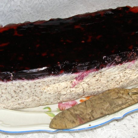 Krok 4 - pyszny sernik na zimno z czekoladą gorzką i jagodami z galaretką... foto