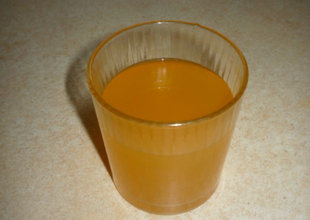 Fotografia przedstawiająca Pyszny sok marchewkowopomarańczowy
