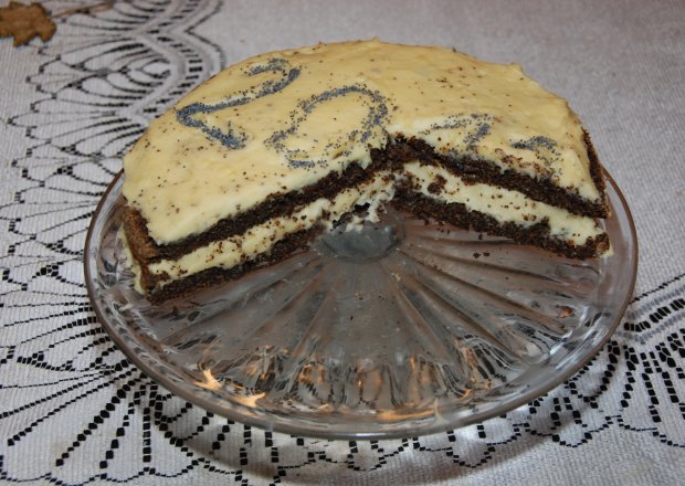 Fotografia przedstawiająca Pyszny tort z gotowej masy makowej