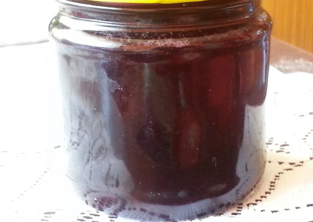 Fotografia przedstawiająca pyszny,zdrowy sok aronii