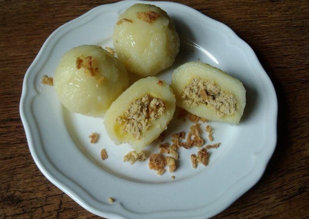 Fotografia przedstawiająca Pyzy z mięsem okraszane masłem i cebulką