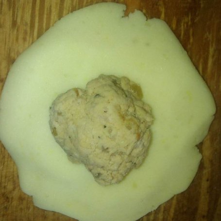 Krok 7 - Pyzy z mięsem okraszane masłem i cebulką foto
