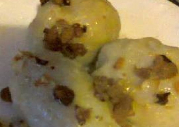 Fotografia przedstawiająca Pyzy ziemniaczane z serem fetą i serkiem topionym i szpinakiem