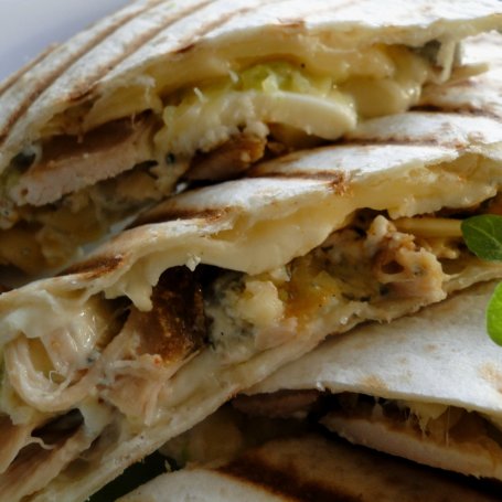 Krok 12 - Quesadilla potrójnie serowa z ognistym kurczakiem i cukinią foto