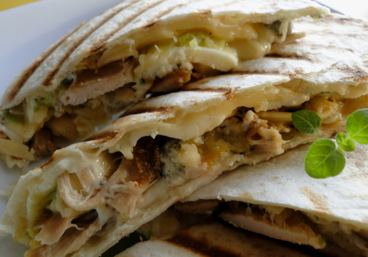 Quesadilla potrójnie serowa z ognistym kurczakiem i cukinią foto