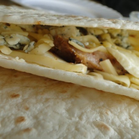 Krok 11 - Quesadilla potrójnie serowa z ognistym kurczakiem i cukinią foto
