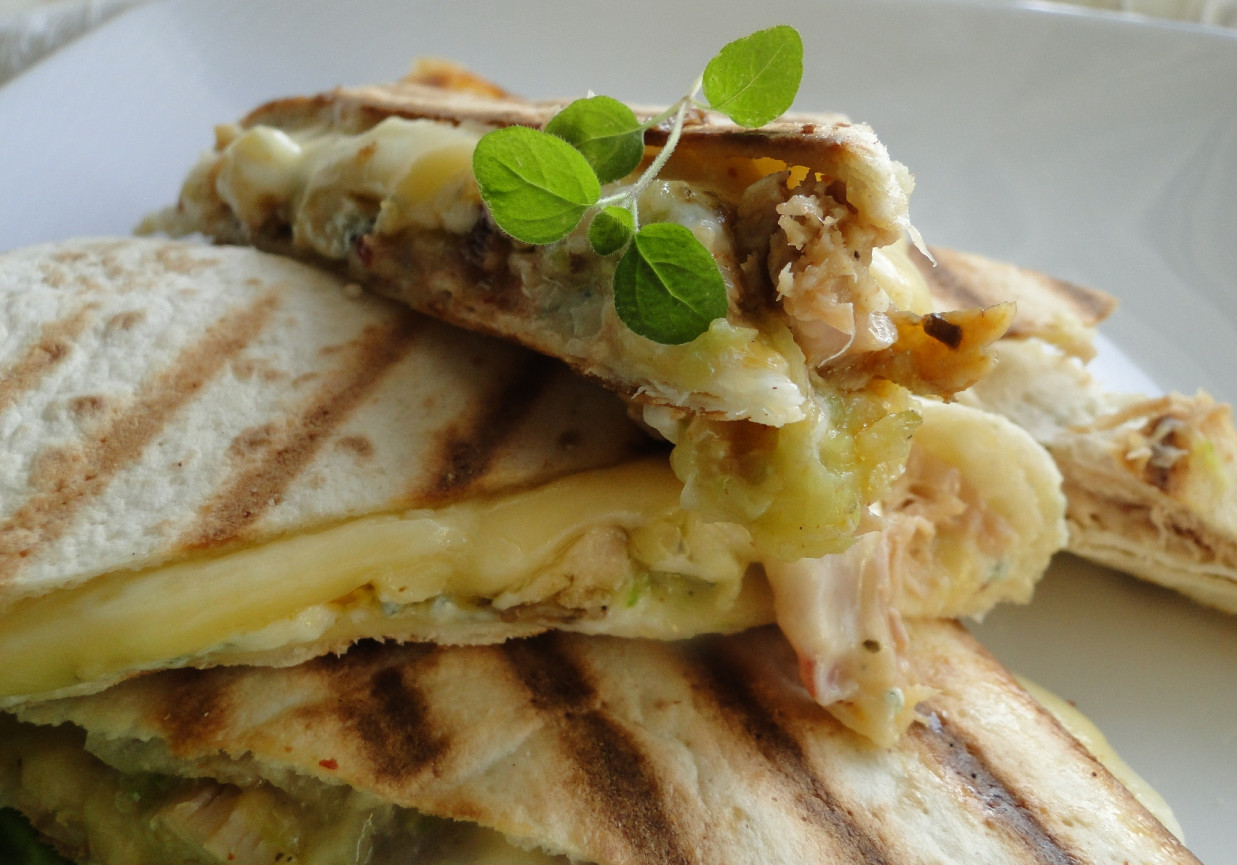 Quesadilla potrójnie serowa z ognistym kurczakiem i cukinią foto