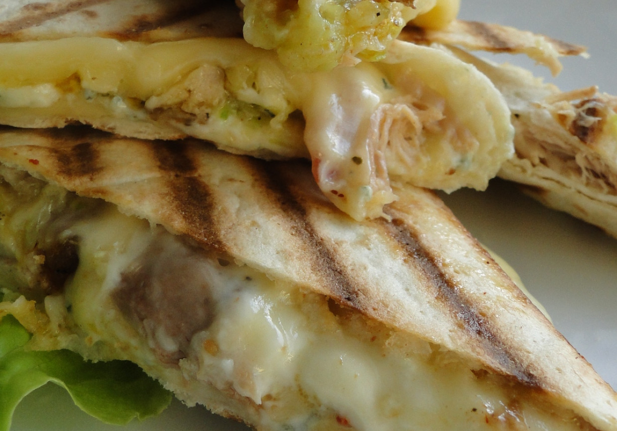 Quesadilla potrójnie serowa z ognistym kurczakiem i cukinią foto