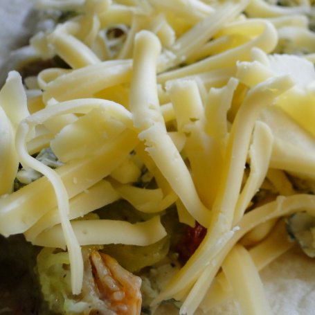 Krok 10 - Quesadilla potrójnie serowa z ognistym kurczakiem i cukinią foto
