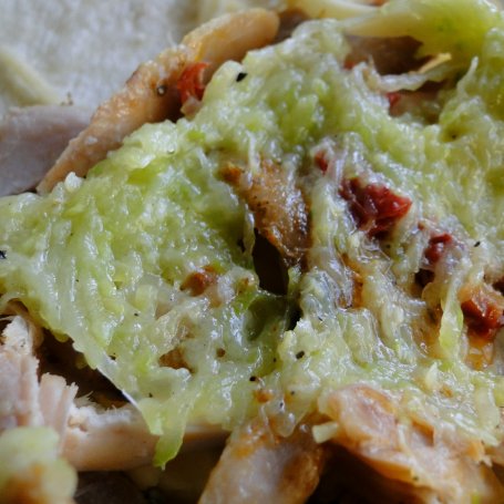 Krok 9 - Quesadilla potrójnie serowa z ognistym kurczakiem i cukinią foto