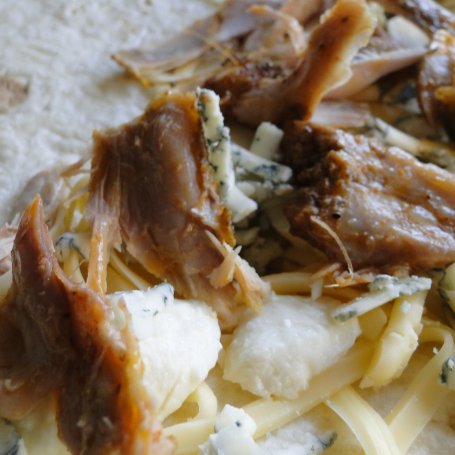 Krok 8 - Quesadilla potrójnie serowa z ognistym kurczakiem i cukinią foto