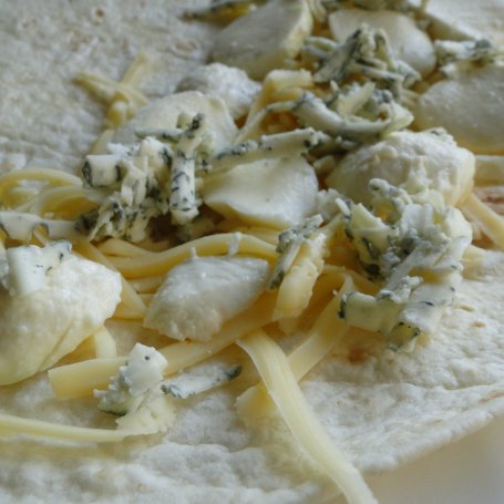 Krok 7 - Quesadilla potrójnie serowa z ognistym kurczakiem i cukinią foto