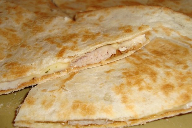 Fotografia przedstawiająca Quesadillas z gotowanym kurczakiem i bazylią