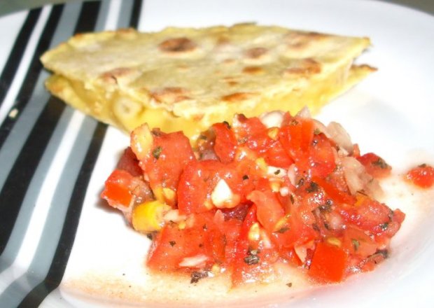 Fotografia przedstawiająca Quesadillas z serem plus salsa