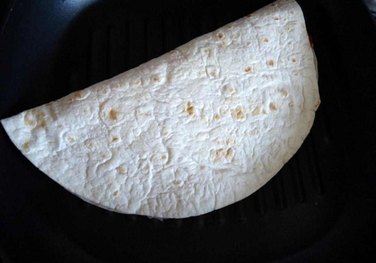Quesadillas z szynką i serem żółtym foto