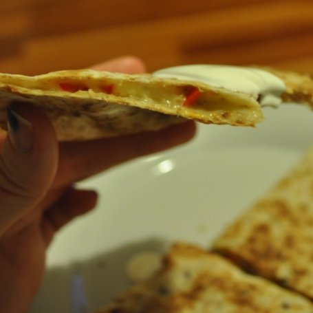 Krok 3 - Quesadille z papryczkami chili i pomidorem foto