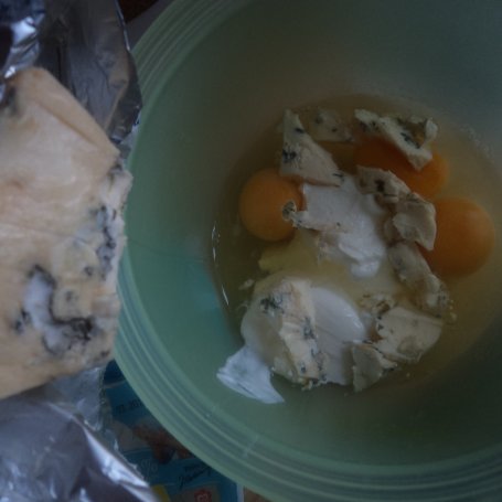 Krok 4 - Quicha z łososiem i porami - serem z niebieską pleśnią wzbogacona :) foto