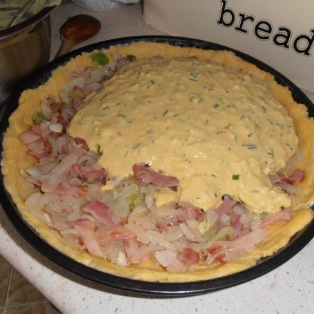 Krok 4 - Quiche z cheddarem boczkiem i serkiem foto