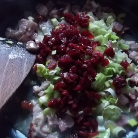 Krok 4 - Quiche z wędzonym łososiem i żurawiną foto