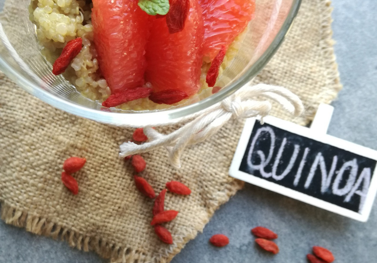 Quinoa kokosowa z jagodami Goji foto