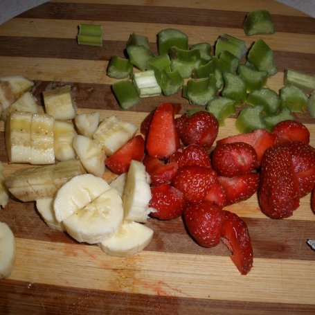 Krok 1 - Rabarbar ,truskawki i banan pod kruszonką cynamonową foto