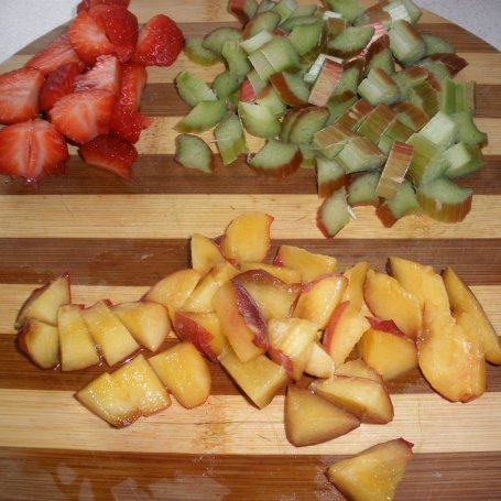 Krok 1 - Rabarbar z truskawkami i brzoskwinią pod kruszonką foto