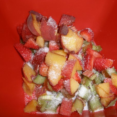 Krok 2 - Rabarbar z truskawkami i brzoskwinią pod kruszonką foto