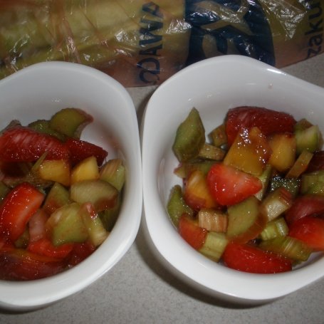 Krok 4 - Rabarbar z truskawkami i brzoskwinią pod kruszonką foto