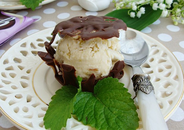 Fotografia przedstawiająca Rabarbarowe lody w ażurkach czekoladowych