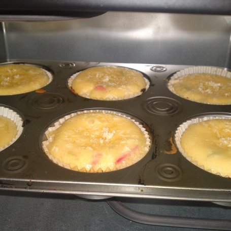Krok 5 - Rabarbarowe muffiny z kruszonką foto