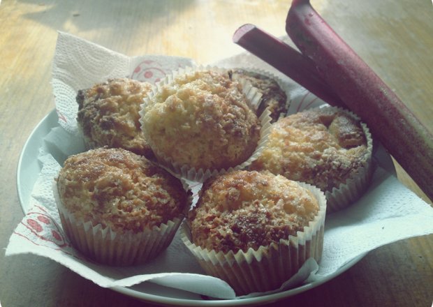 Fotografia przedstawiająca Rabarbarowe muffiny z kruszonką